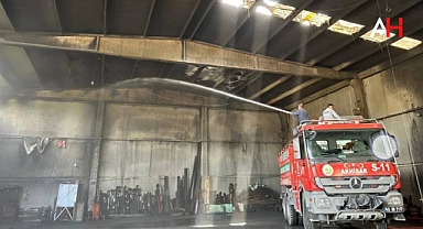Akhisar Sanayi Sitesi'nde Büyük Yangın: İki Kamyon Kül Oldu
