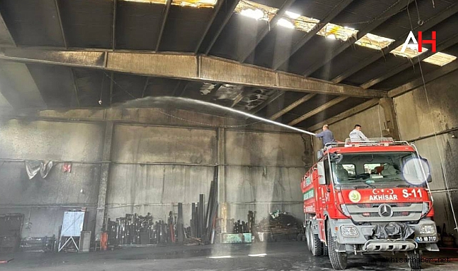 Akhisar Sanayi Sitesi'nde Büyük Yangın: İki Kamyon Kül Oldu