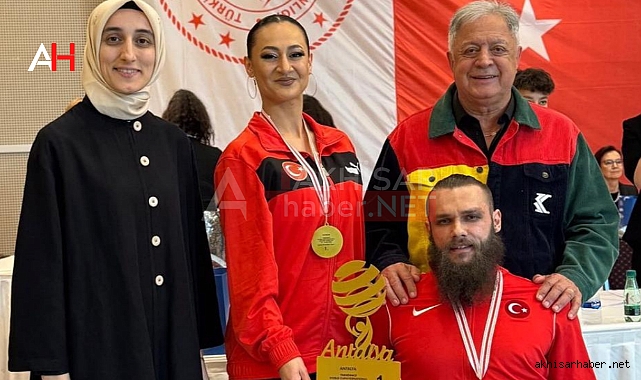 Akhisarlı Barış Bayraktar, Tekerlekli Sandalye Dans Sporu Dünya Kupası'nda Altın Madalya Kazandı