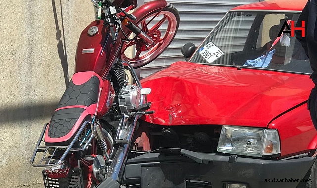 Alaşehir’de Motosiklet Kazası: Üç Genç Hastaneye Kaldırıldı