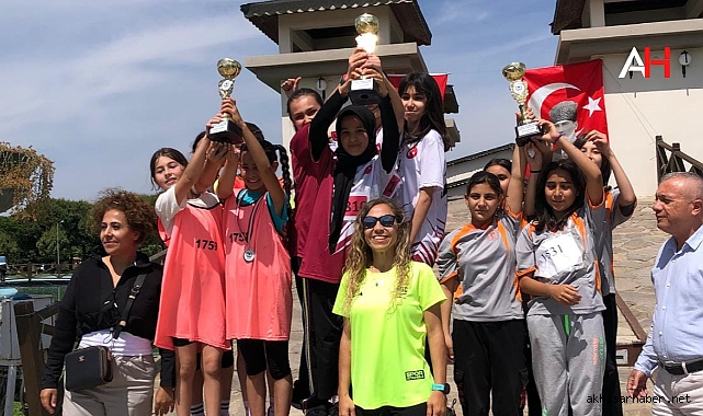 Hilaliye Kız Anadolu İmam Hatip Lisesi Kros Yarışmasında Büyük Başarı Elde Etti