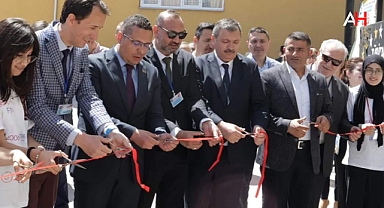 Hilaliye Kız İmam Hatip Lisesi'nde Genç Bilim İnsanları Projelerini Sergiliyor