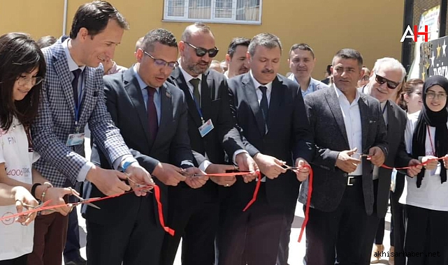 Hilaliye Kız İmam Hatip Lisesi'nde Genç Bilim İnsanları Projelerini Sergiliyor