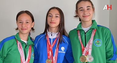 Turgutlu'nun Filenin Sultanları: Üç Kuzenin Voleybol Tutkusu