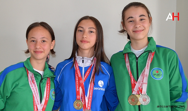 Turgutlu'nun Filenin Sultanları: Üç Kuzenin Voleybol Tutkusu