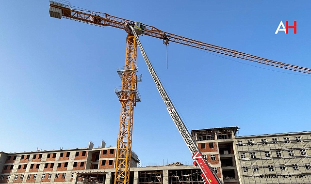 33 metre yüksekte mahsur kalan vinç operatörü kurtarıldı