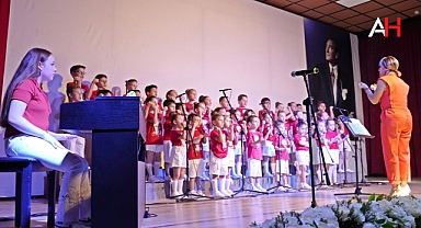 Akhisar Belediyesi Çocuk Korosu Minikler Konseri Mest Etti