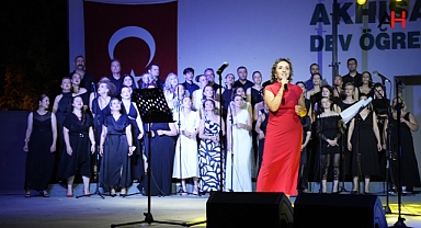 Akhisar Belediyesi Popüler Müzik Korosu, Amfi Tiyatro'da Dördüncü Konserini Verdi