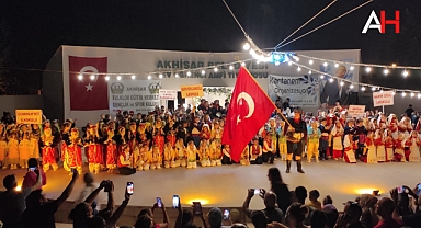 Akhisar'da 400 Kişilik Dev Halk Oyunları Gösterisi Büyüledi