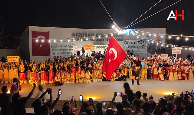 Akhisar'da 400 Kişilik Dev Halk Oyunları Gösterisi Büyüledi