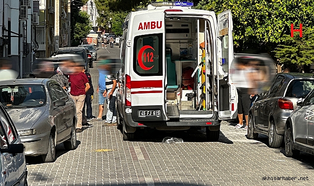 Akhisar'da Geri Manevra Yapan Otomobilin Çarptığı 80 Yaşındaki Yaya Yaralandı