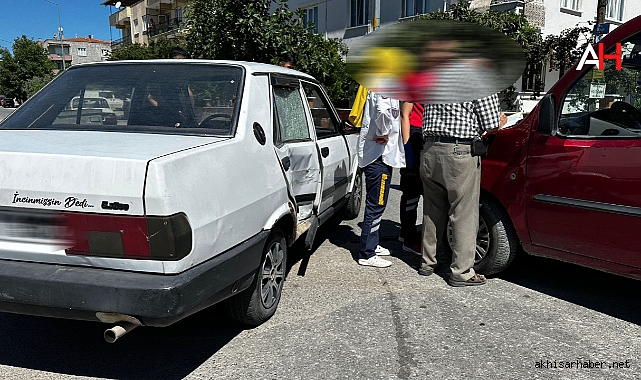 Akhisar'da İki Otomobilin Karıştığı Kazada Bir Kişi Yaralandı