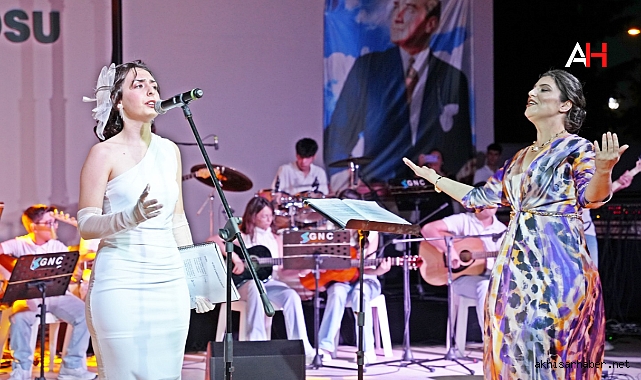 Akhisar'da Labris Gençlik Konseri Orkestrasından Muhteşem Performans