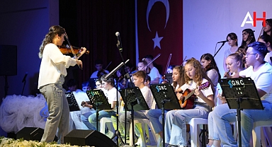 Akhisar'da Müzik Şöleni ve Mezuniyet Gecesi Coşkusu
