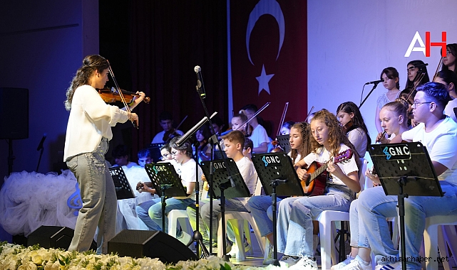 Akhisar'da Müzik Şöleni ve Mezuniyet Gecesi Coşkusu