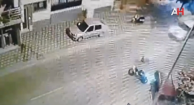 Akhisar'da Otomobil ve Motosiklet karıştığı kaza kameralara yansıdı