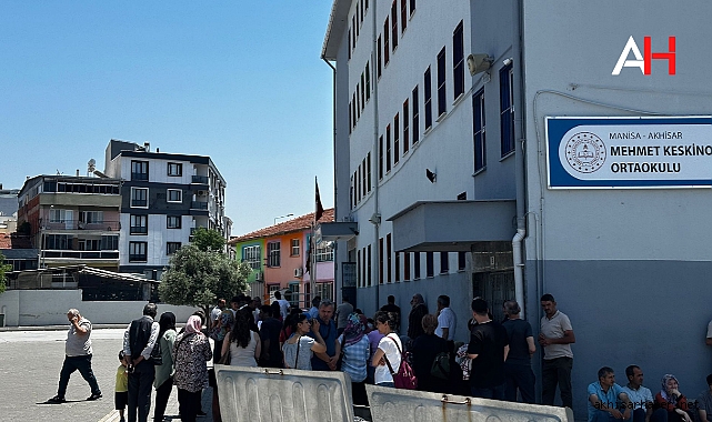 Akhisar'da TYT Sınavı Sorunsuz Tamamlandı