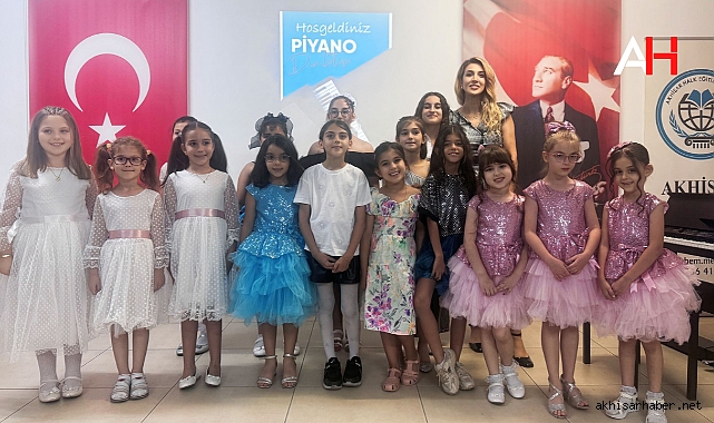 Akhisar Halk Eğitimi Merkezi'nden Muhteşem Piyano ve Gitar Kursu Dinletisi