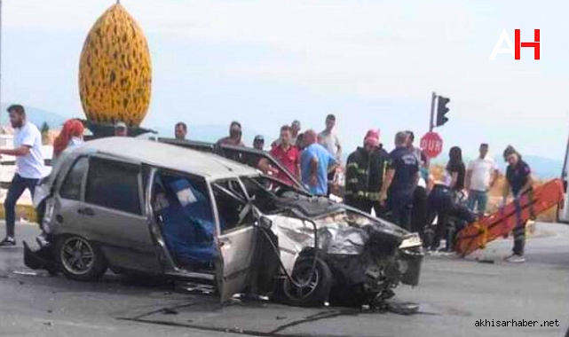 Akhisar-Kırkağaç arası 3 aracın karıştığı kazada 2 kişi yaralandı