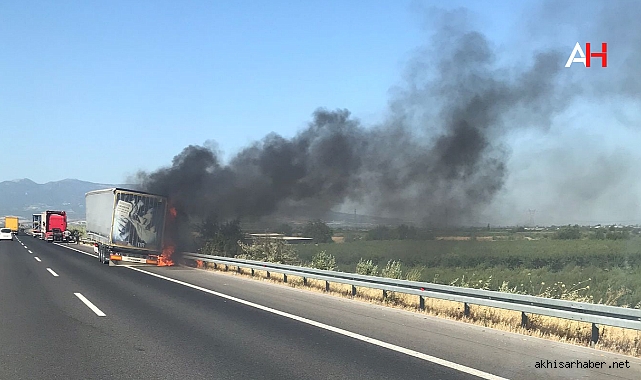 Akhisar-Turgutlu Otoyolunda Seyir Halindeki Tır Alev Aldı