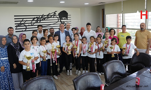 Akhisarlı Şampiyonlardan Başkan Dutlulu’ya ziyaret