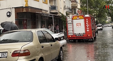 Akhisar’da apartmanın çatısına yıldırım düştü