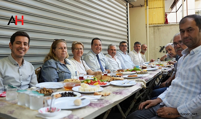 Başkan Besim Dutlulu, Cumhuriyet Mahallesi Sakinleriyle Kahvaltıda Buluştu