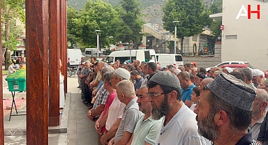Bigadiç'teki Kazada Hayatını Kaybeden Özlem Yavaş, Kırkağaç'ta Toprağa Verildi