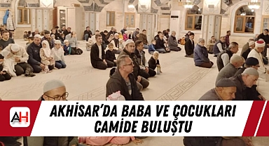 Akhisar'da baba ve çocukları camide buluştu