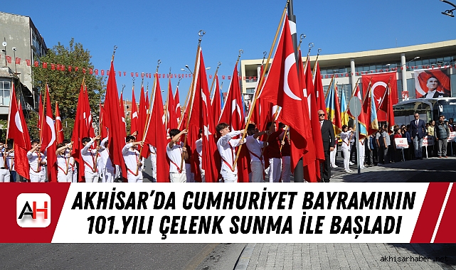 Akhisar’da Cumhuriyet Bayramının 101.yılı çelenk sunma ile başladı