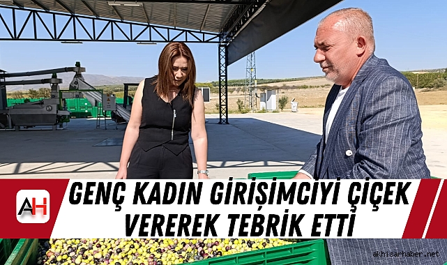 Genç Kadın Girişimciyi Çiçek Vererek Tebrik Etti
