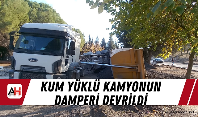Manisa Yunusemre'de Kum Yüklü Kamyonun Damperi Devrildi