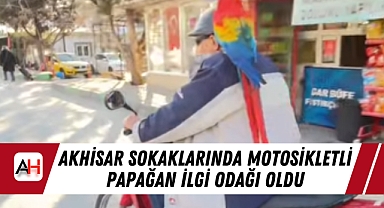 Akhisar Sokaklarında Motosikletli Papağan İlgi Odağı Oldu