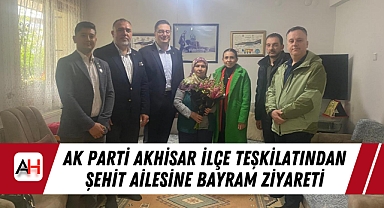 AK Parti Akhisar İlçe Teşkilatından Şehit Ailesine Bayram Ziyareti