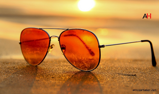 Guess Güneş Gözlükleri: Amerikan Tarzının İkonik Yansıması