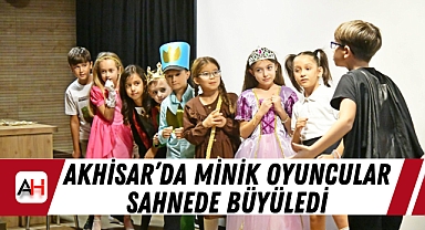 Akhisar'da Minik Oyuncular Sahnede Büyüledi