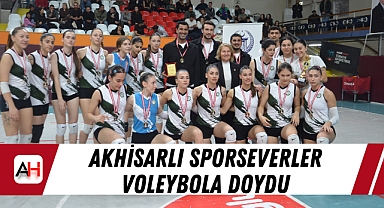 Akhisarlı sporseverler voleybola doydu