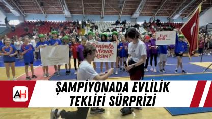 Şampiyonada Evlilik Teklifi Sürprizi