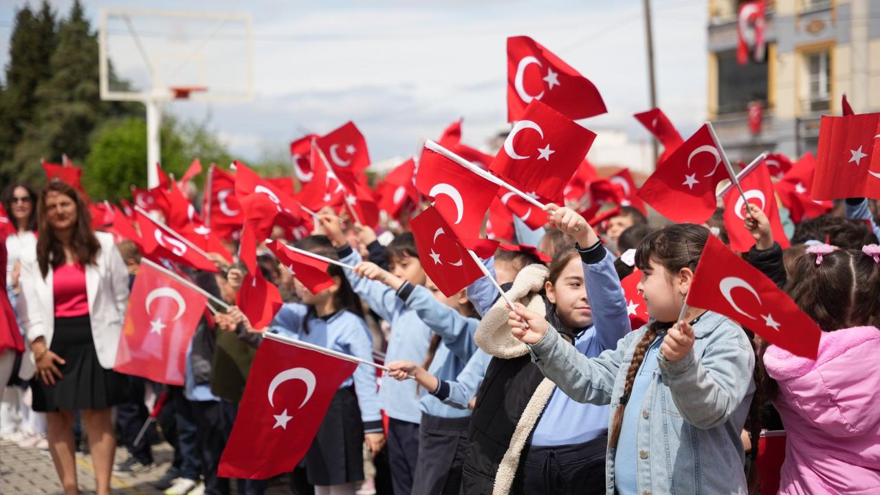 Törenler meydandan okula uzandı, öğrenciler sahne aldı
