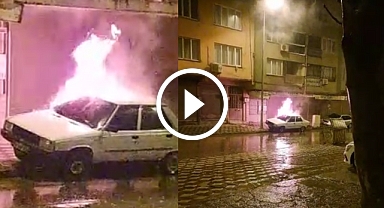 Akhisar Ulucami Mahallesinde park halindeki araç yandı