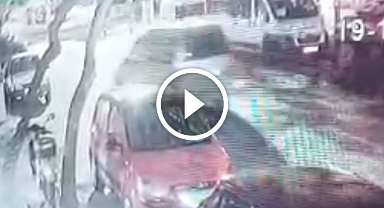 Akhisar'da gece yarısı trafik kazası kameralara böyle yansıdı